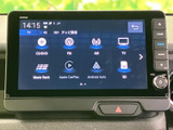 音楽やラジオなど複数のメディアが画面上に並び、利用したい項目を見つけやすい表示です。普段お使いの音源に合わせて選べるため、車内での時間を快適に過ごせます。