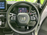 手元に各種スイッチがまとまり、運転姿勢を保ちながら必要な操作にアクセスしやすい配置です。メーターも正面に確認でき、日常の運転をサポートする装備が揃います。