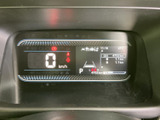 視認性の高いメーターで、運転に必要な情報を的確に把握できます。安全運転をサポートする、頼れる相棒です。