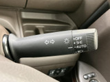 レバーには方向指示器とライト関連の表示があり、操作する項目を確認しやすい設計です。周囲に合図を送りたい場面や夜間の運転時にも役立ちます。