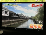 テレビ番組を表示できる画面を備えており、停車中の待ち時間などに映像を視聴できます。車内で過ごすひとときに、気軽にテレビを楽しめる装備です。