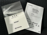 メンテナンスノート、取扱説明書です。 その車の整備記録が事細やかに記録されています。 車が生まれてから今までどのような道を歩んできたのか判るとても重要な物ですよ。