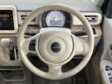 インテリアに合わせたデザインのステアリングは、運転される方のことも考え、運転しやすい形状、大きさです。是非一度、実際に触ってお確かめください。