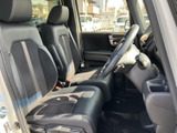 前席は身体を預けやすい形状で、運転席から助手席まで落ち着いた空間が広がります。明るさのある窓まわりで視界も確保しやすく、毎日の移動を快適に過ごせます。