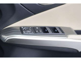 《パワーウインドウスイッチ》車の基本装備のひとつのパワーウインドウです。オート機能もあって、押し方の強弱で調整も出来ます。