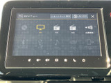 画面にはテレビやFM・AM、交通情報などのメニューが並び、使いたい項目を選びやすい表示です。音楽や情報の利用に対応する項目がひと目で確認でき、日々の移動をサポートします。