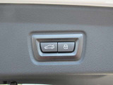 電動リアゲート装備です。バンパー下でのキックスイッチも装備されております。