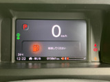 速度やシフト位置、燃料残量などの情報が画面にまとまり、運転に必要な表示を確認しやすい構成です。表示が大きく見やすく、走行前や停車中にも車両の情報を把握しやすいメーター廻りです。