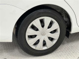 タイヤサイズは175/65R15!リヤのホイールキャップ(左右)割れているので、納車前の点検時に交換対応させていただきます。残り溝は5ミリ程度です!
