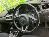 握ったまま手元のスイッチ類にアクセスしやすく、運転中の確認や各種操作をサポートします。メーターやセンター画面と合わせて視界に収まり、日常の運転で扱いやすい配置です。