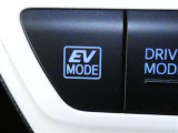 EVドライブモードで、早朝・深夜や屋内の駐車場などで、エンジン音や排気ガスを気にすることなく走れます。