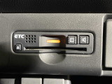 【ETC】有料道路を利用する際に料金所で停止することなく通過できる、ETC車載器(ノンストップ自動料金収受システム機器)が装備されています。セットアップを行うことで利用可能になります。