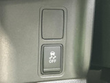 運転席まわりに車両機能のスイッチを配置し、表示のアイコンから操作内容を確認できます。必要な機能を手元で選びやすく、日常の運転時に使う装備を分かりやすくまとめています。