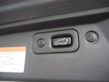 荷物の多い際にも便利なパワーバックドア搭載!