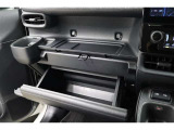 グローボックスに加え更に便利な収納スペースの助手席オープントレイがあります!