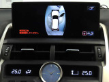 純正ナビ付です。もちろん車両後方を表示するバックガイドモニターが付いていて車庫入れ安心!