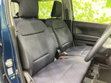 前席はゆったりとした座面と背もたれで、運転席・助手席とも落ち着いて座れる空間です。ドア側まで視界が広く、乗り込んだ際の見通しも良好です。