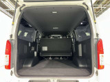 大容量のラゲージスペースは、フロア高が低く設定されているため、荷物の積み下ろしがしやすく、長い荷物も積みこむことができます!