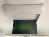 【フリップダウンモニター】大画面モニターで後席でもエンタメをお楽しみいただけます。小さなお子様にも大人気の装備です♪
