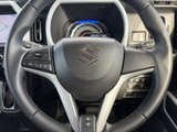 手元にスイッチが配置され、運転姿勢を保ちながら必要な操作に移りやすい構成です。握りやすい形状と視認しやすいボタンで、日常の運転を快適にサポートします。
