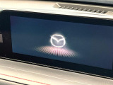 【10.25インチマツダコネクト】車内の雰囲気にマッチした大型ディスプレイ。スマホ接続でのナビ使用やBluetooth再生等、様々な機能が楽しめます。直感的なダイヤル操作が可能で、使い勝手も良好です。