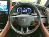 手元に各種スイッチが配置され、運転姿勢を大きく変えずに必要な操作へアクセスしやすい設計です。握りやすい形状で、毎日の移動から長距離のお出かけまで運転をサポートします。