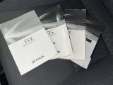メンテナンスノート、取扱説明書です。 その車の整備記録が事細やかに記録されています。 車が生まれてから今までどのような道を歩んできたのか判るとても重要な物ですよ。