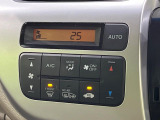 【オートエアコン】一度お好みの温度に設定すれば、車内の温度を検知し風量や温度を自動で調整。暑い&hellip;寒い&hellip;と何度もスイッチ操作をする必要はありません。快適な車内空間には必須の機能ですね♪
