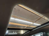 【大型サンルーフ】車内の解放感が一気に上がる大型のパノラマルーフ!季節を問わず開放的で快適なドライブをお楽しみいただけます。流通量も少なく希少価値の高い人気の装備です♪