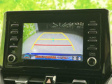 後方の様子を画面で確認でき、黄色や赤のガイド線も表示されます。駐車時の車両周辺の確認を助けてくれるため、車庫入れや切り返しの際にも便利です。
