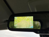 後方の映像をルームミラー内の画面で確認でき、駐車時や後退時の周囲確認をサポートします。視線を大きく移さず状況を把握しやすく、日常の駐車にも便利です。