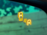 【ブラインドスポットモニタリング】走行中、ドアミラーの死角になりやすい箇所に後続車が接近するとサイドミラー付近に警告を表示、ドライバーに注意喚起をしてくれます。