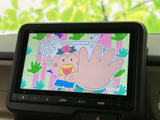 テレビ番組を映し出せる画面を備え、停車中の待ち時間も映像を楽しめます。画面上で放送内容を確認できるので、休憩時や同乗者を待つ場面など、車内で過ごす時間に活用できます。