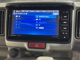 AMやFM、ディスク、Bluetoothなど複数の音源が画面に一覧表示され、聴きたいメディアを選びやすい仕様です。普段の通勤から遠出まで、お好みの音源を活用して車内で過ごせます。