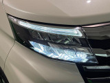 対象物が見やすく白く明るい光で夜間走行をサポートするフルLEDヘッドランプ(ロー/ハイビームオートレベリング機能付き・クリアランスランプ・ポジション・ターン付)を搭載
