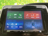 ナビゲーションやAV、電話などのメニューを画面から選べる構成です。目的地の設定から音楽の選択まで、日常で使う機能をまとめて確認しやすく、車内での操作をスムーズにサポートします。