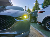 LEDヘッドライトは12分割の単眼ユニットを採用。より細かい照射範囲のコントロールとハイビーム時の上方の光量アップを実現し、歩行者のいち早い視認をサポートします。