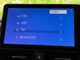 FM・AMに加えてテレビやBluetoothの項目も並び、好みに合わせた音源選びに便利です。選択肢が画面上にまとまっているため、日々の移動中も使いたい機能を見つけやすくなっています。