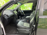 前席は視界が広く、運転席と助手席それぞれに落ち着いて座れる空間が確保されています。黒を基調としたシートや足元はまとまりがあり、助手席側からも車内の見通しやすさを感じられます。