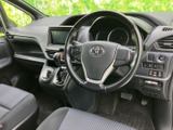 運転席まわりは各スイッチやメーターが見渡しやすく、前方の視界も広く確保されています。シートには落ち着いた色合いを採用し、乗り込むたびに安心感のある空間です。
