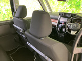 前席の背もたれ越しに、広がりのある車内と運転席まわりを見渡せます。シートは落ち着いた色合いで、足元にも余裕があり、乗る方を穏やかに迎える空間です。