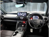 デザインもよく、居心地のよい運転席ですね。分かりやすいスイッチ類ですから操作もしやすく運転をサポートします。
