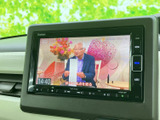 テレビ番組を画面で楽しめる装備です。停車中の待ち時間などに映像を視聴でき、車内で過ごす時間を有効に活用できます。画面には番組情報も表示され、映像を見ながらくつろげる便利な機能です。