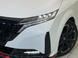 【LEDヘッドライト】悪天候や夜間走行時も良好な視界を確保し安心して運転できる高輝度LEDヘッドライトを装備!点灯速度が早く、消費電力も抑えられています。
