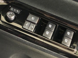 格納式リモコンドアミラーと、パワーウィンドウマスタースイッチです。車内の換気も運転席から簡単に行えます。