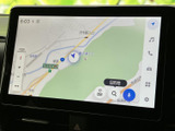 地図上に現在地や道路、周辺施設が表示され、目的地までのルート確認に便利です。画面上から検索や登録にも進めるため、外出先での行き先設定をスムーズに行えます。
