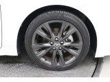 タイヤのサイズは、215/45R17です。