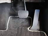 【オルガン式アクセルペダル】かかとを支点として足首とペダルの動きが一致するため、スムーズで正確な操作が可能です。ペダル反力を足の重さで支える事ができるため長時間の運転でも足が疲れにくくなります。