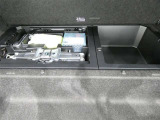 スペアタイヤレス車です。応急セットを搭載しております。