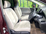 運転席まわりには十分なスペースがあり、大柄な方でもゆったり運転していただける環境です。